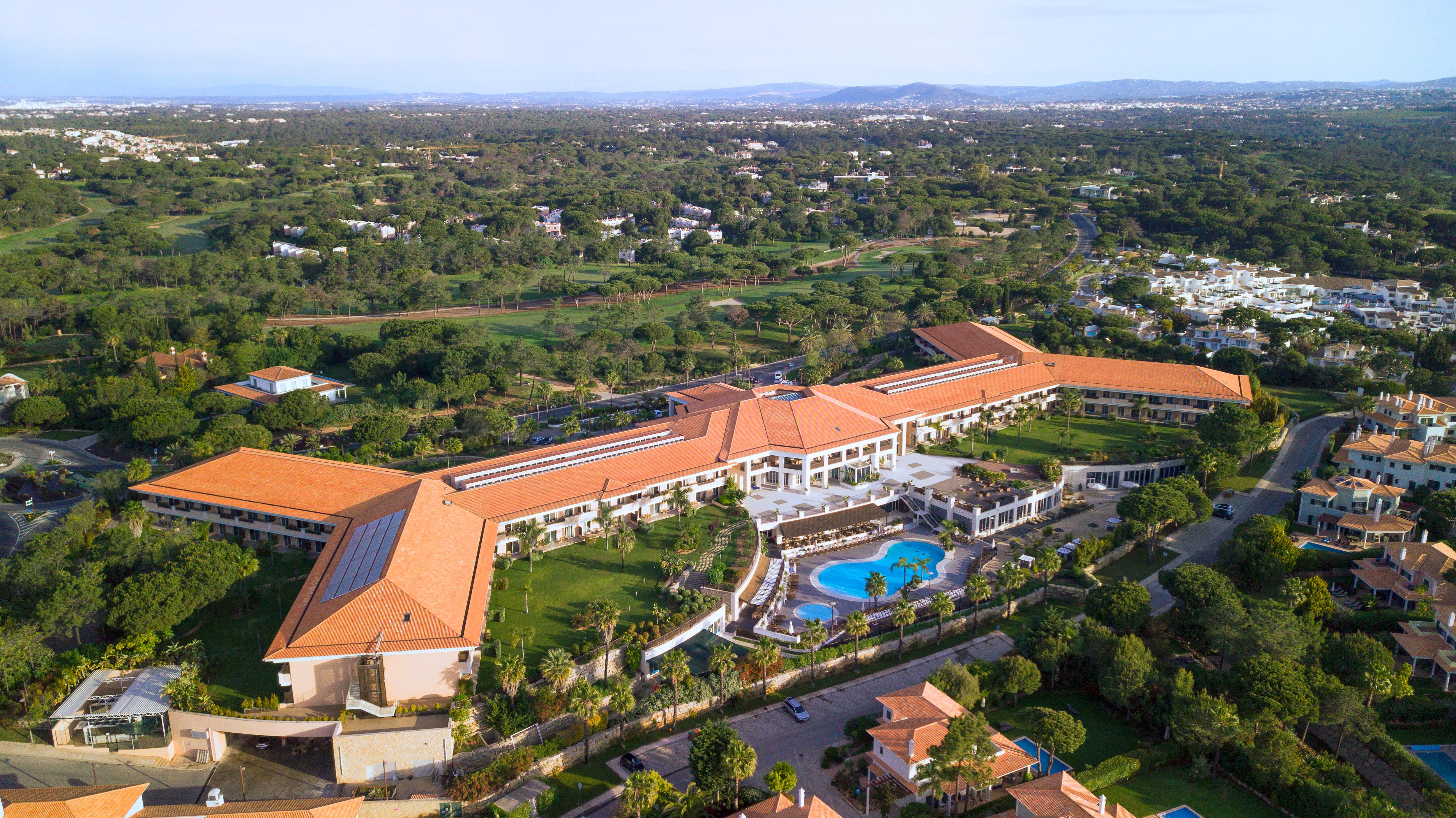 Wyndham Grand Algarve Hotel Quinta do Lago Ngoại thất bức ảnh Aerial view of the hotel