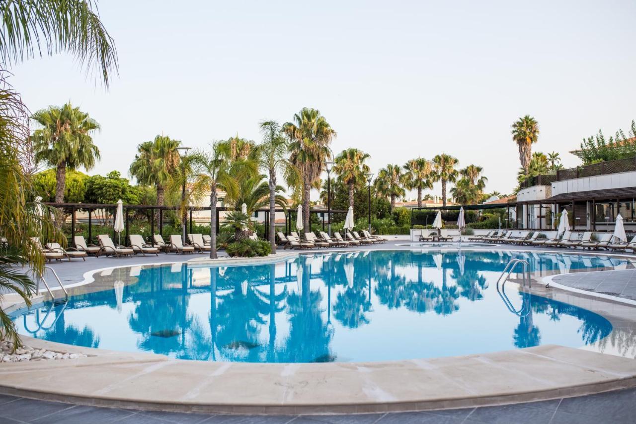 Wyndham Grand Algarve Hotel Quinta do Lago Ngoại thất bức ảnh Pool at the hotel