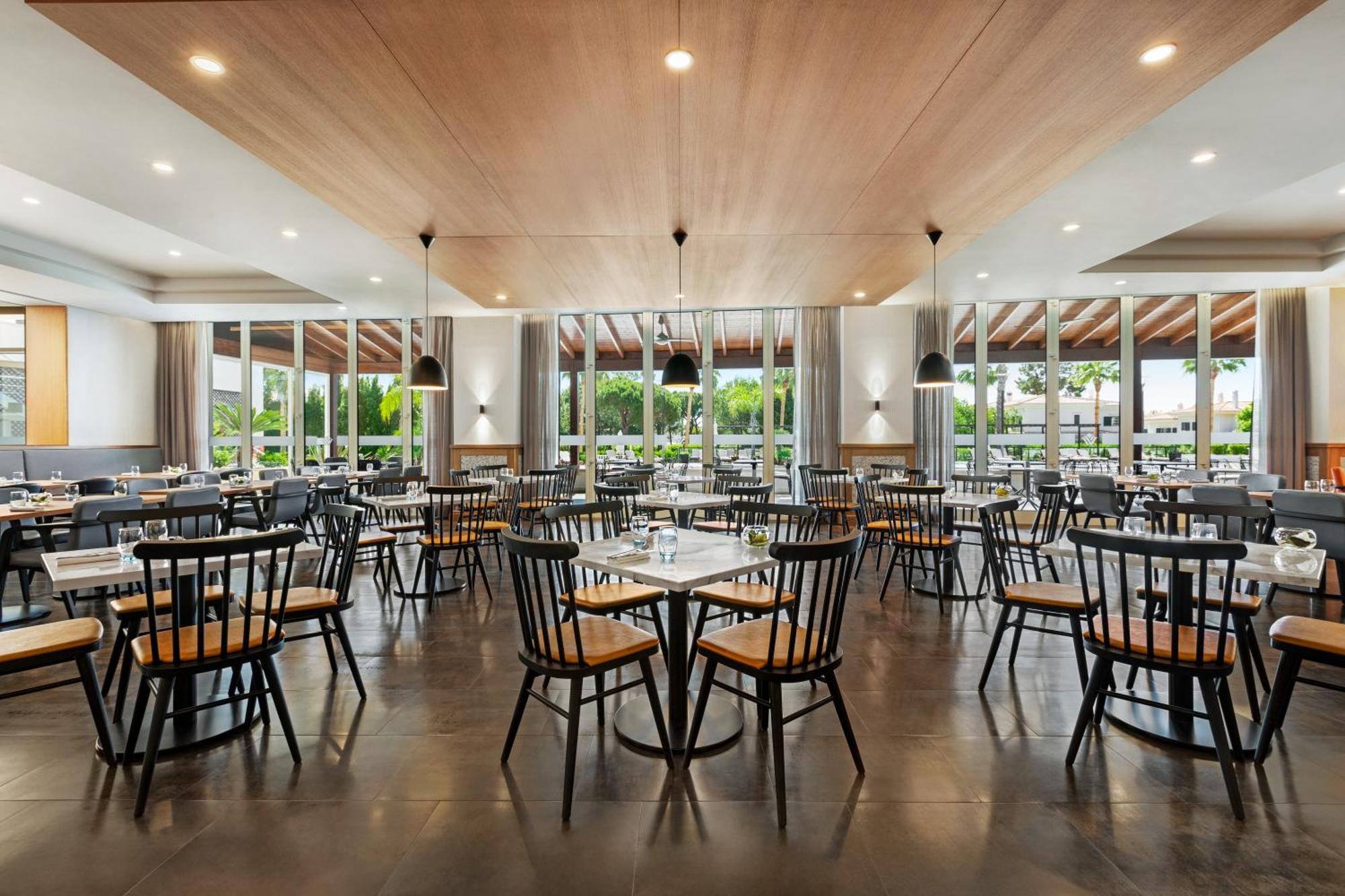Wyndham Grand Algarve Hotel Quinta do Lago Ngoại thất bức ảnh The interior of the restaurant
